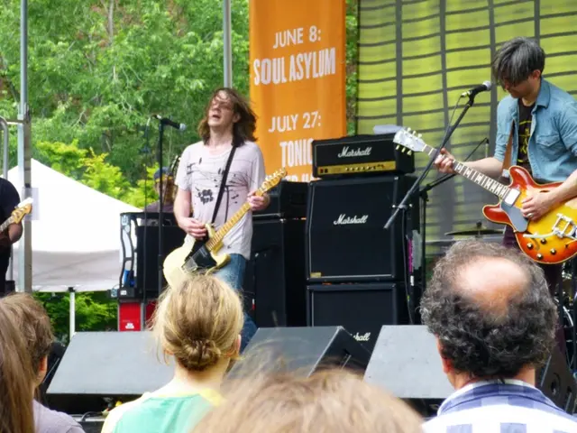 L'artefice Ash rilascia un singolo a due tracce che include una collaborazione con Graham Coxon dei...