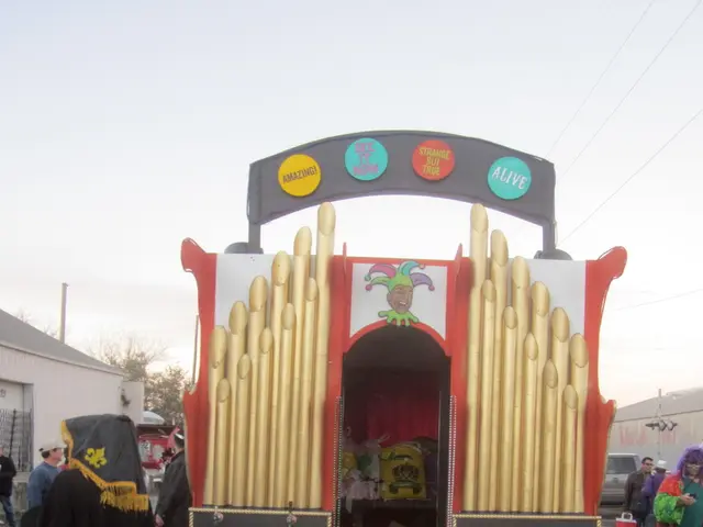 L'operatore del carroponte avrebbe rubato il veicolo dell'agente dell'immigrazione durante il fermo...