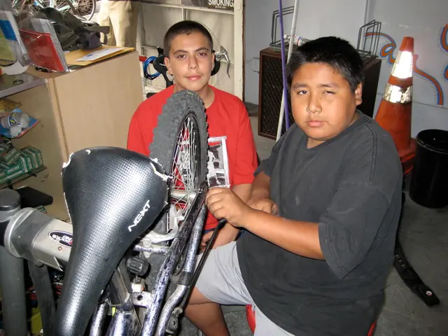 L'icona del ciclismo Chris Froome subisce un grave trauma al cuore in un incidente spaventoso