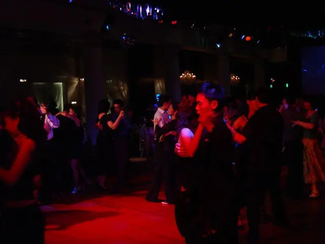 Attori Dylan O'Brien e Tyler Posey si riuniscono emotivamente nella prima passerella di 'Senza...