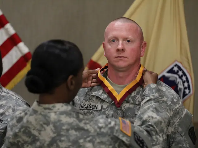 Il leader cinese, Xi Jinping, celebra la Cina come 'senza rivali' nonostante le accuse di Trump...