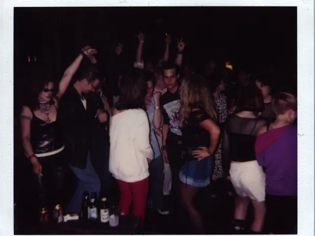 Stella del tennis Novak Djoko esegue la danza di vittoria dei cacciatori della KPop dopo aver...