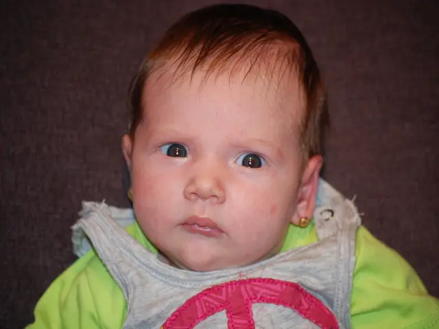 Giovane lascia la casa per colazione mattutina in Chick-fil-A locale, mostra video