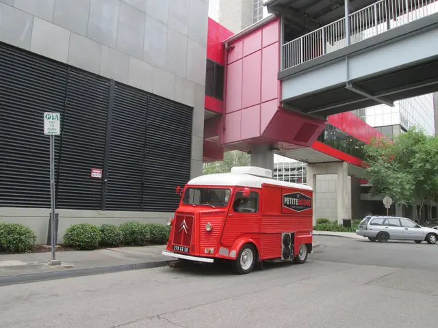 Tesla presenta in anteprima un SUV e un furgoncino, entrambi ispirati al Cycleruck, in un video del...