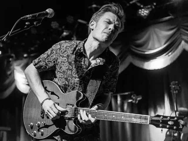 John McLaughlin racconta un incontro frustrante con Jimi Hendrix: la connessione della chitarra...