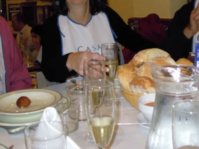 Prenotazioni anticipate per una celebrazione di anniversario disponibili alla stanza di noce di...