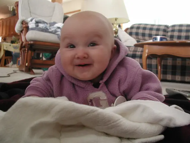 Un giovane lascia casa per gustare un pasto in un Chick-fil-A vicino, registrazione cattura...