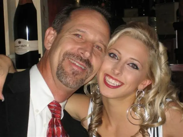 Lo sguardo precedentemente femminile di Tina Ruland si è evoluto in uno più mascolino e penetrante.