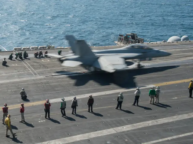 Pico Aereo Piper Cherokee Effettua Atterraggio Rapido, Esce di Pista in Condizioni di Pioggia