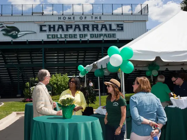 Si incoraggia gli studenti del primo anno ad accogliere l'imprevisto durante la cerimonia di laurea