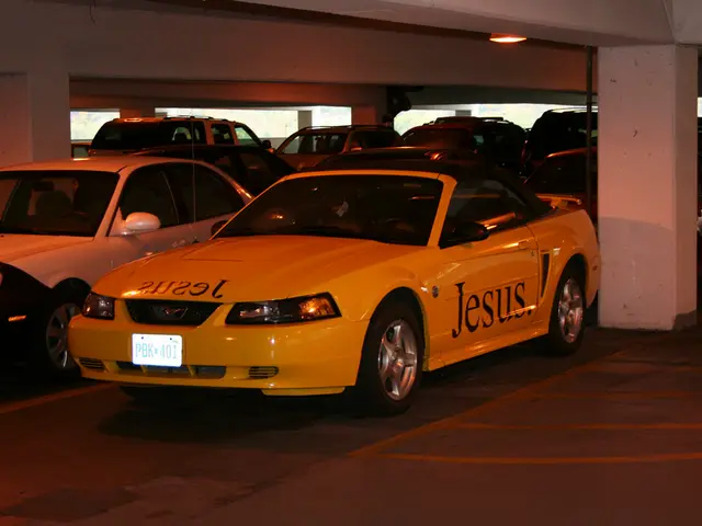 Ladro ruba gioielli preziosi da un'autovettura nel parcheggio