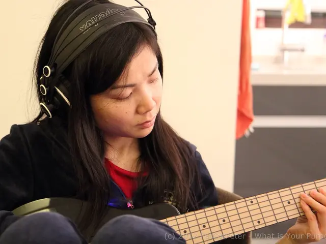 Come mai una cassa per chitarra produce un suono superiore quando collegata alle cuffie?