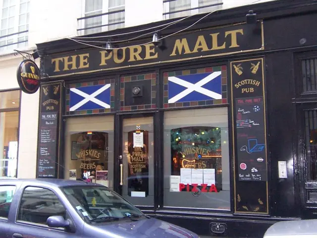 Un'esposizione ornata di design di mobili degli anni '70 di Jeremiah Brent si trasforma in un...