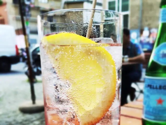 Trasformazione della Salute Post-Pasto: Il Miracolo dell'Acqua al Limone come Aiuto Digestivo