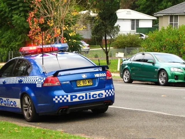 Corvette ad alta velocità e Supra modificata impegnate in una competizione di deriva sulla pista