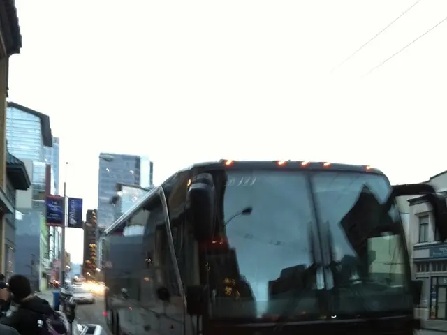 Incidente: 17 persone ferite in uno scontro di autobus con pedoni durante un'ora trafficata vicino...