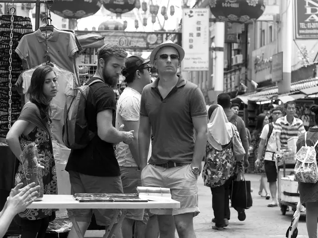 Trattativa e ricerca di merci al mercato delle pulci di Neuwied