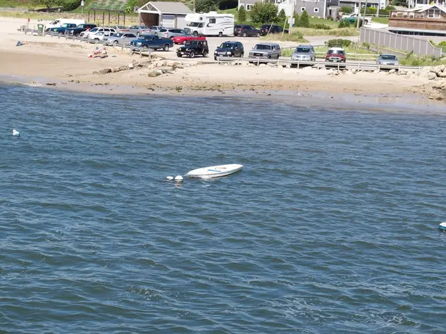 Può una possente mura marina impedire al tradizionale snodo economico dell'Indonesia di subire gli...