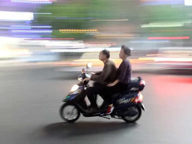 Corrieri di un servizio di consegna cinese si affrontano in uno stallo prolungato per quattro ore a...