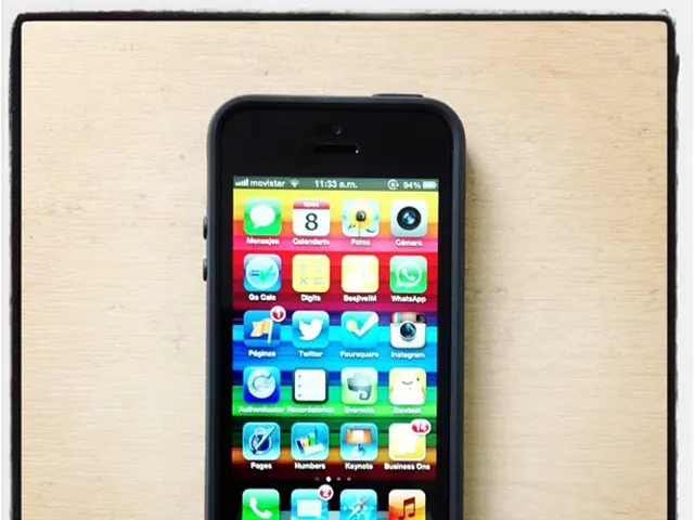 L'uso frequente di smartphone durante le pause in bagno potrebbe potenzialmente aumentare il rischio di emorroidi di quasi la metà.