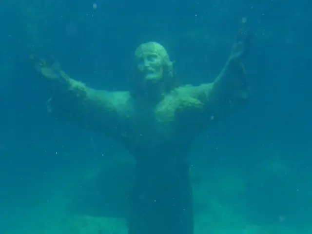 Danze Stellari dell'Eruzione Volcanica, "Volnado", Ruota Attorno a Strabiliante Geyser di Lava...