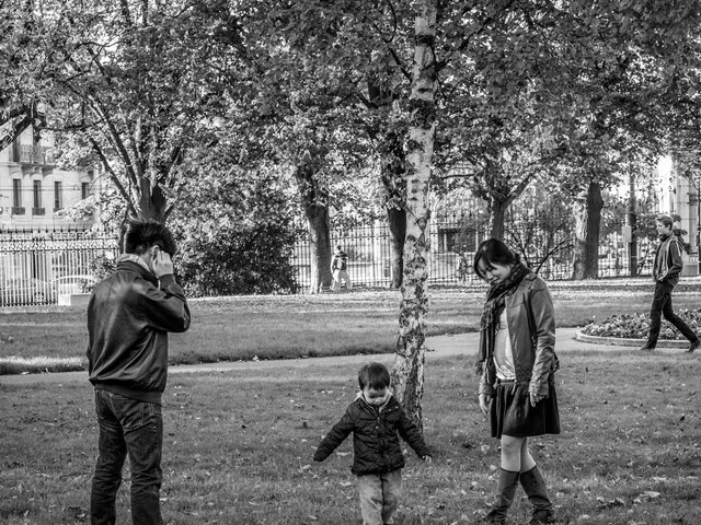 Uomo nudo che si sdraia nel cortile posteriore.