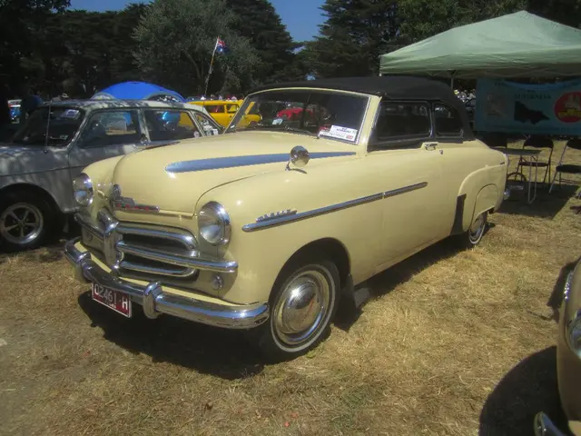 Automobili di lusso dell'era passata vengono acquistate da investitori moderni durante la Monterey...