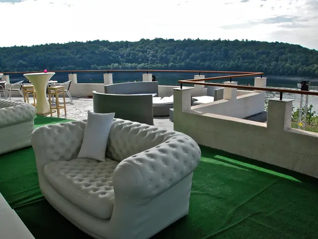 Divano modulare Flexform, soprannominato 'Escape Lounge', ridefinisce il mobilio come meraviglia...