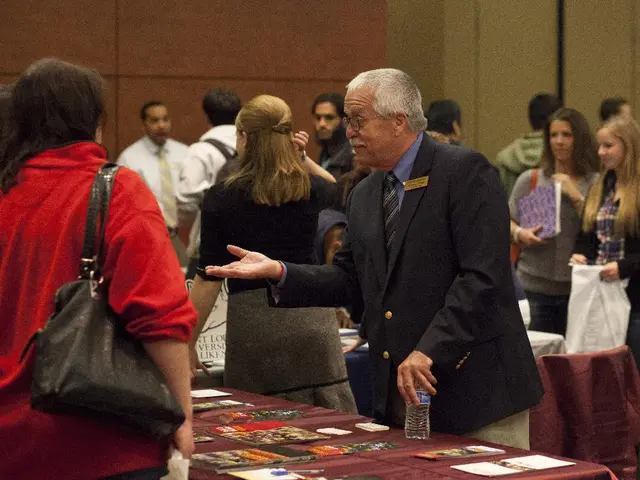Vicino, che critica costantemente una coppia locale, viene evitato dopo che l'individuo maschile ha...