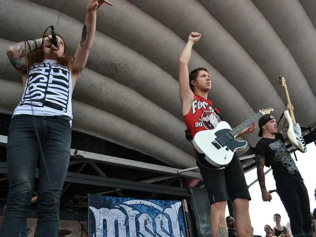 Il musicista Elmiene presenta il suo ultimo EP intitolato "Heating the Streets", caratterizzato dal...