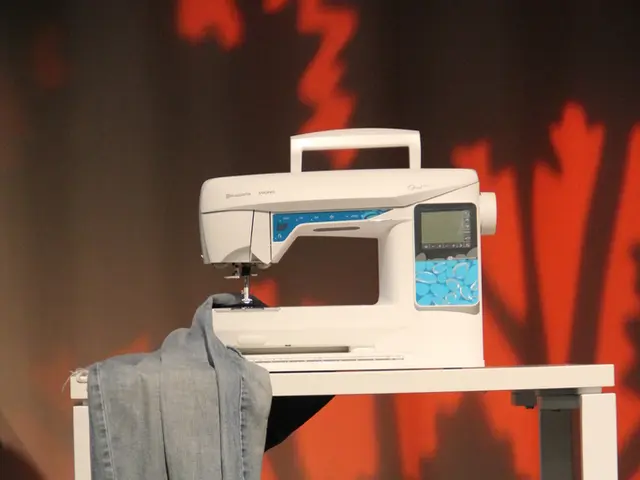 Pantaloni a zampa d'elefante abbinati a un maglione a trama larga