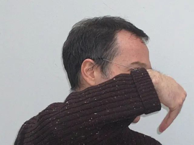 Indumenti di jeans in toni neutri abbinati a tonalità scure nei jeans