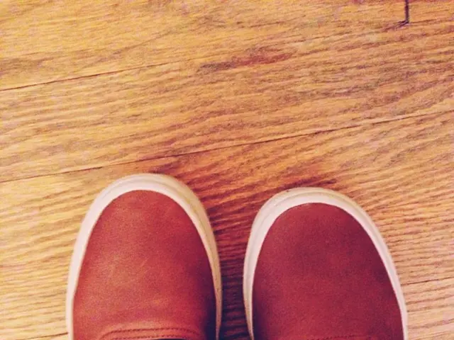 News di moda autunnale: lo stile di scarpe piatte preferito abbinato al colore delle garderobe...