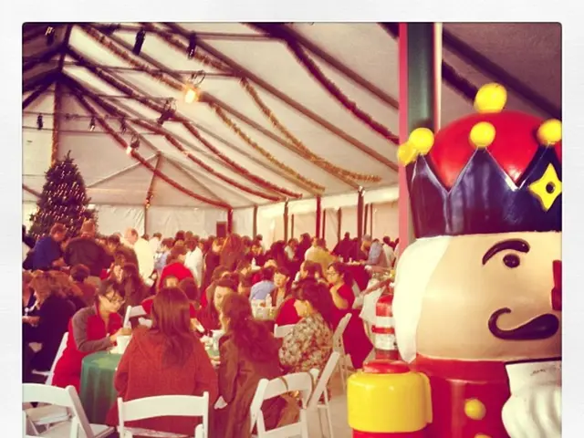 Evento di Beneficenza per la Festa di Natale dei Bambini al Campo da Golf con Temi Blu e Rosso