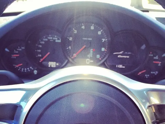 La Porsche Boxster elettrica offre opzioni per la trazione integrale o per la trazione posteriore.