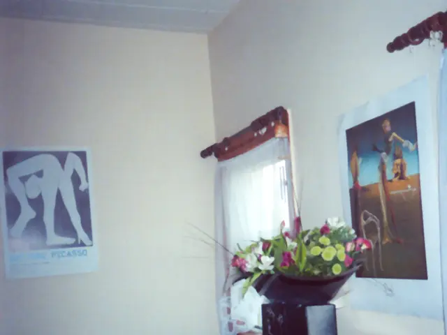 La regina entra in una cabina telefonica insieme agli studenti durante la visita alla galleria