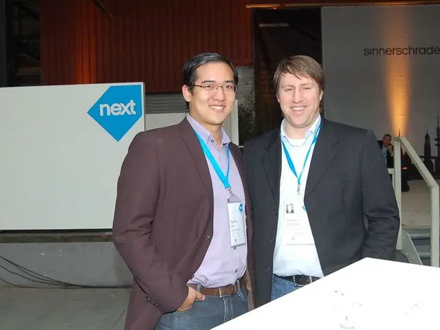 Un' impresa immobiliare con un' operazione pubblicitaria di pazzi di Pasqua .