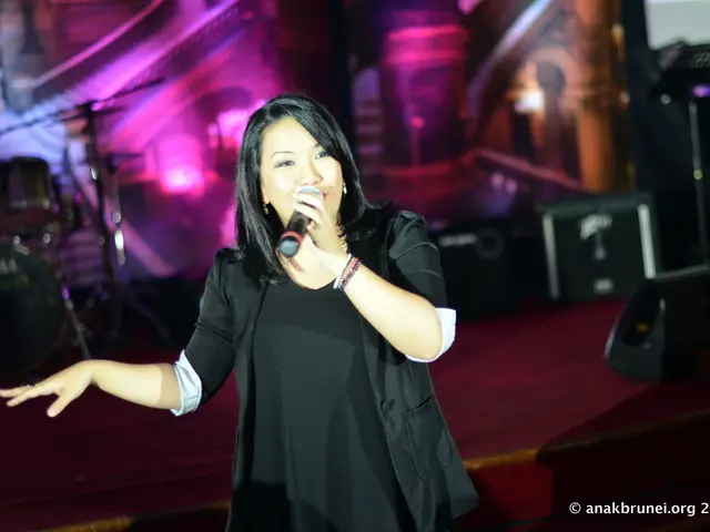 L'attore Hrithik Roshan ha elogiato Saba Azad per il suo lavoro in Songs of Paradise