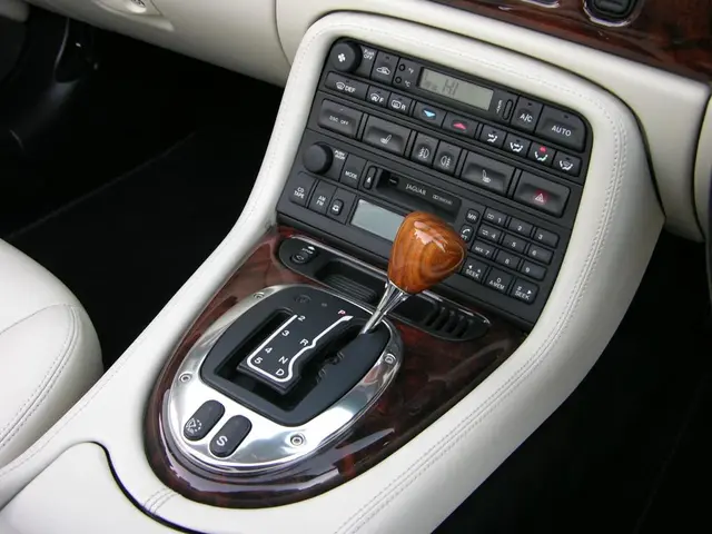 Fabbricante di automobili Porsche considera le cambiate elettriche nei suoi veicoli elettrici, un...