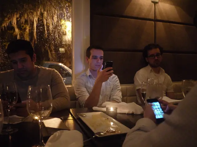 Furto al ristorante: uomo catturato per aver rubato il telefono alla compagna a Dubai