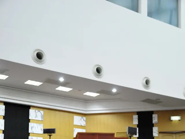 Le sale d'udienza del Consiglio della Città di New York diventano il luogo notturno più animato...