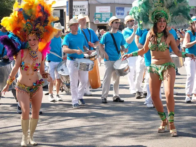 Mix esuberante di glamour di bilancio e follia intellettuale elogiato in Babysitters On Acid,...