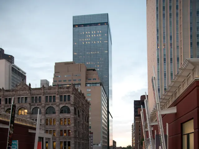 Forze di sinistra appoggiano atti violenti mentre Trump dimostra astuzia politica