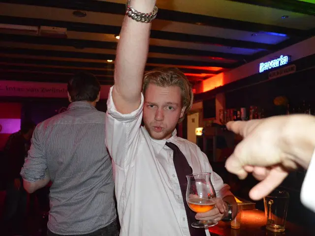 Arnold Schwarzenegger si dirige verso Rothschild