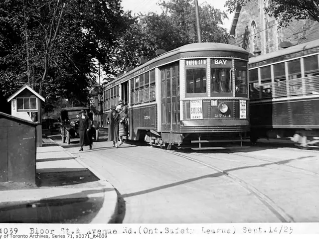 Membri della comunitÃ  e colleghi rendono omaggio alle vittime dell'incidente del tram di Lisbona,...