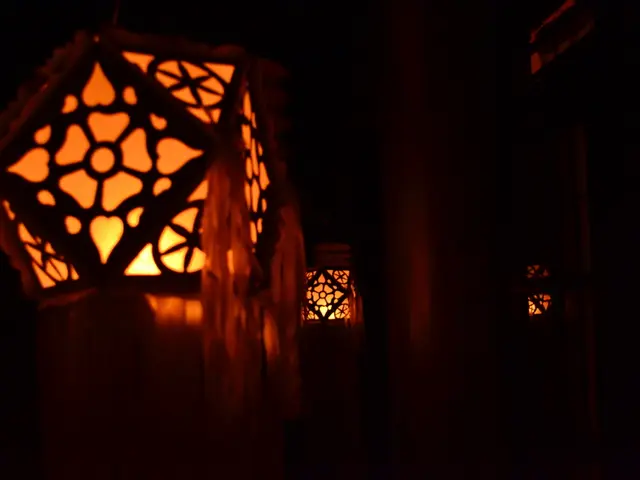 Ventiquattro salotti in grigio scuro evidenziati da accenti di forte contrasto