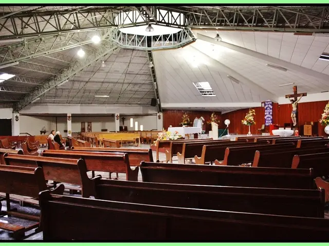 Comunità si mobilita dietro la chiesa per l'installazione di 56 pannelli solari sul tetto della...