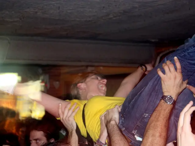 Uomo agitato, nudo, aggredisce donna, la costringe a terra e la insulta con urine: rapporto della...