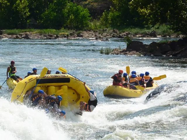 Turchi si riversano al Mar Nero per un'avventura in rafting