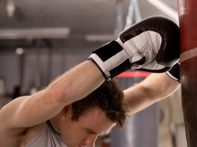 Pugile veterano, ex campione mondiale dei pesi massimi, in passato coinvolto in un incontro con...